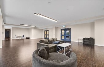 130 King St S in Waterloo, ON - Building Photo - Building Photo