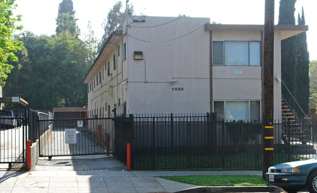 1050 Summit Ave in Pasadena, CA - Foto de edificio - Building Photo