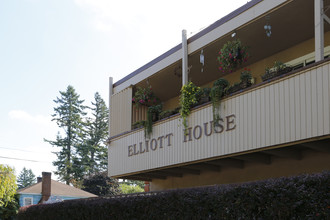 Elliott House in Gresham, OR - Foto de edificio - Building Photo