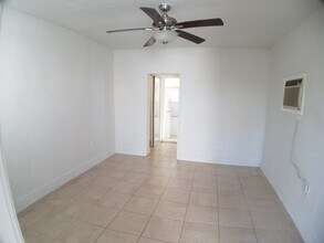 2235 SW 16th Ter, Unit Rear Studio in Miami, FL - Foto de edificio - Building Photo