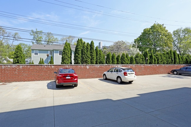 Pinecrest in Birmingham, MI - Building Photo - Building Photo