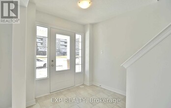 25 Canoe Ln. in Hamilton, ON - Building Photo - Building Photo
