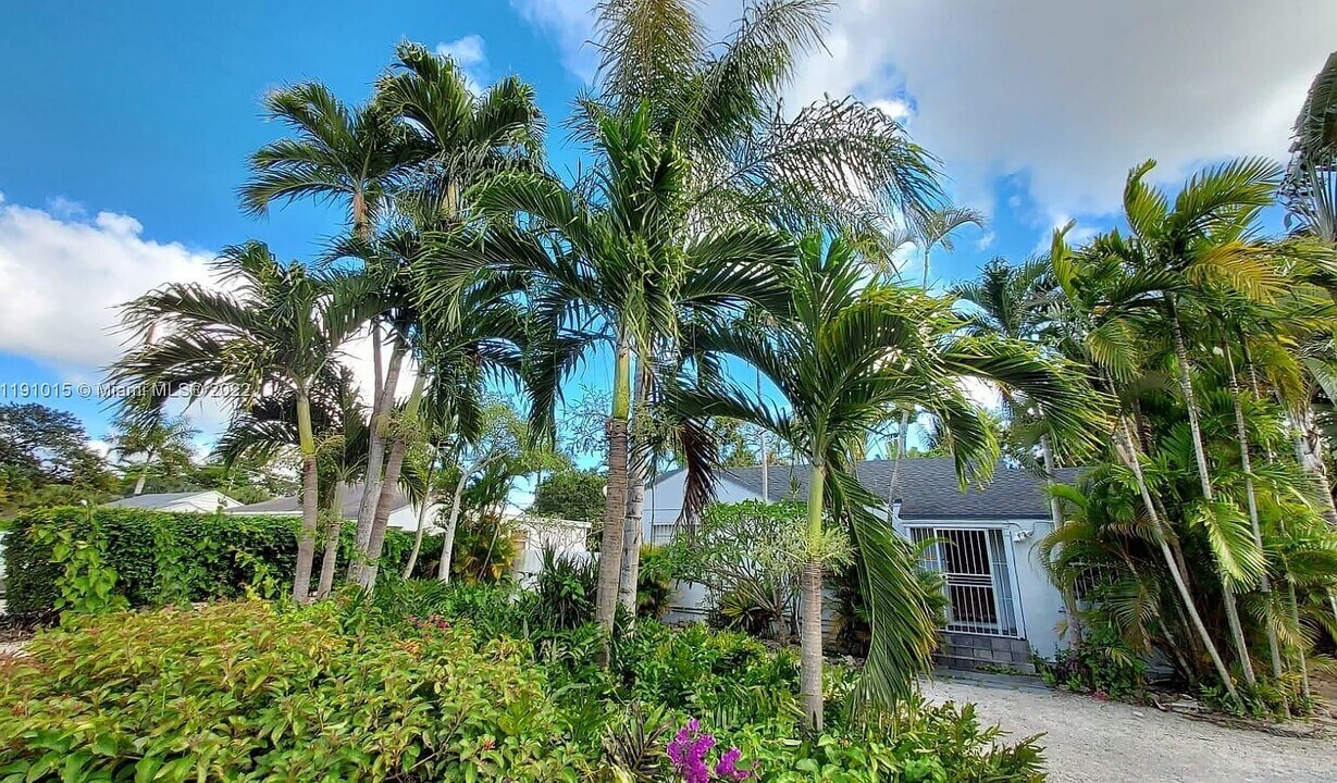 5842 SW 60th St in Miami, FL - Building Photo