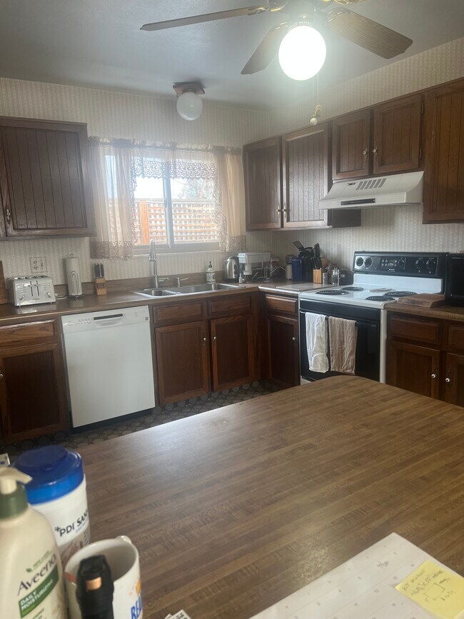 property at 1120 Cottonwood Dr