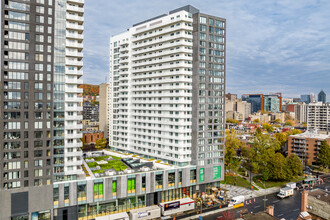 Alexander Apartments in Montréal, QC - Building Photo - Building Photo