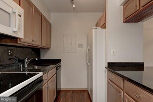 1808 Old Meadow Rd in McLean, VA - Building Photo