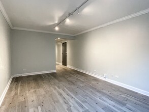 708 W Bittersweet Pl, Unit 201 in Chicago, IL - Building Photo - Building Photo