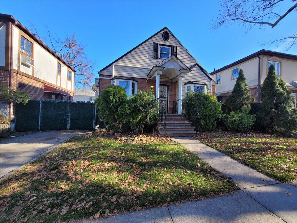 77-07 168th St in Queens, NY - Building Photo
