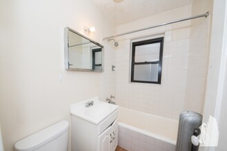 520 W Cornelia Ave, Unit 219 in Chicago, IL - Building Photo - Building Photo