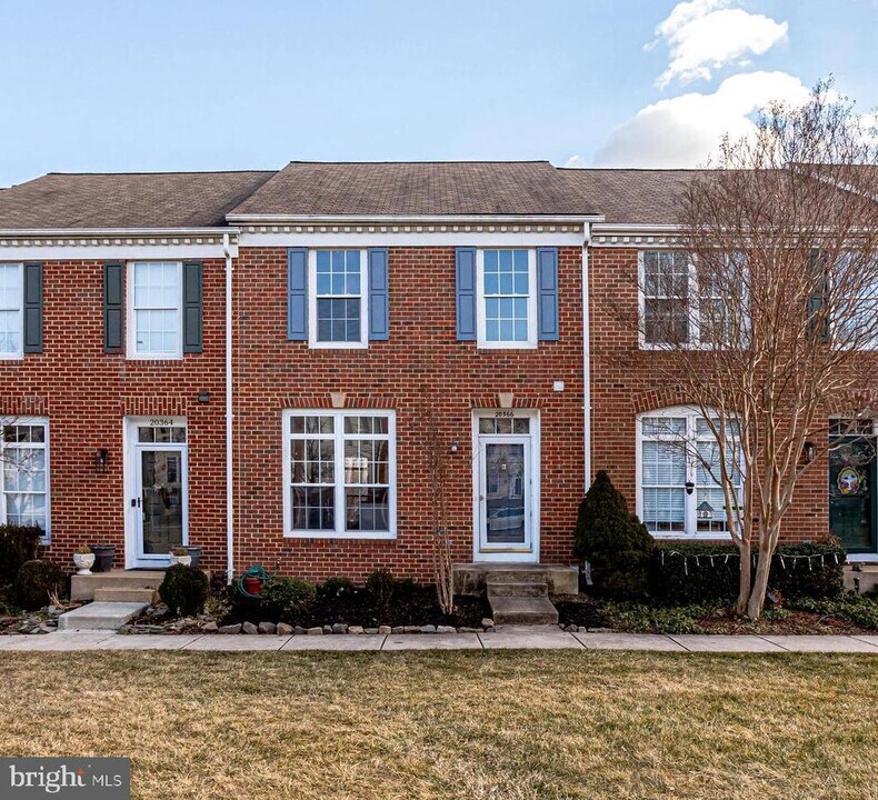 20366 Hartwell St in Ashburn, VA - Building Photo