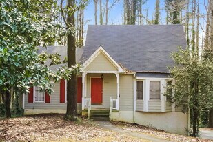 2432 Hillboro Cir S W in Marietta, GA - Building Photo