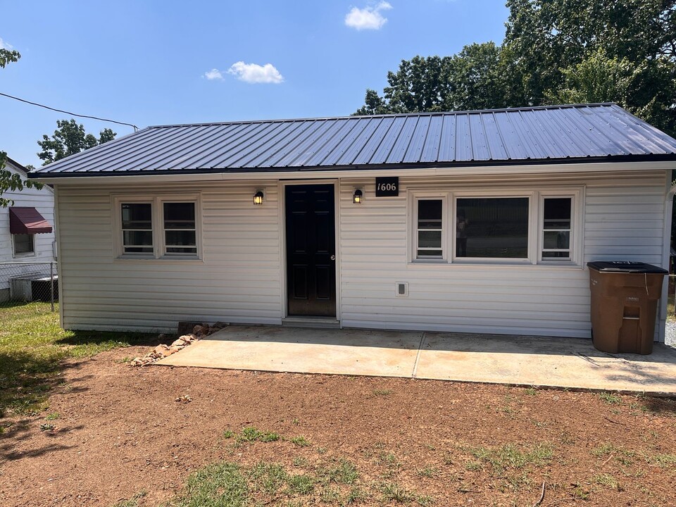 1606 School St in Altavista, VA - Building Photo