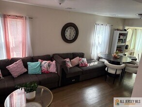 327 Leon Ave in Perth Amboy, NJ - Building Photo - Building Photo