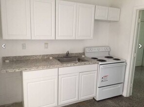 1064 S Clearview Ave, Unit 4 in Tampa, FL - Foto de edificio - Building Photo