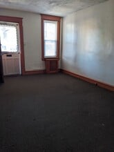 5252 Oakland St, Unit 1st Fl in Philadelphia, PA - Foto de edificio - Building Photo