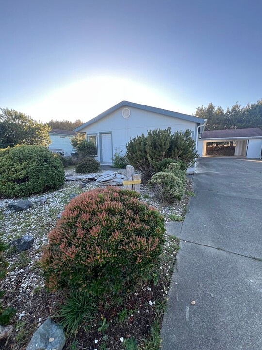 2976 Spinnaker Dr in Bandon, OR - Building Photo