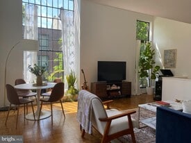 501 Spruce St in Philadelphia, PA - Building Photo