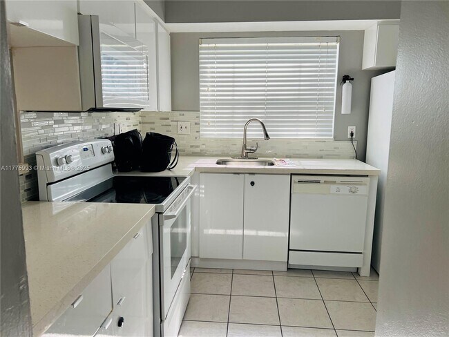 2391 NW 96th Terrace in Pembroke Pines, FL - Building Photo - Building Photo