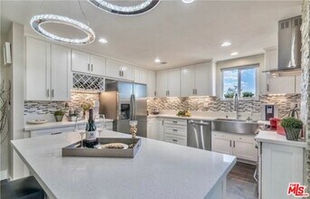 150 N Almont Dr-Unit -203 in Beverly Hills, CA - Building Photo - Building Photo