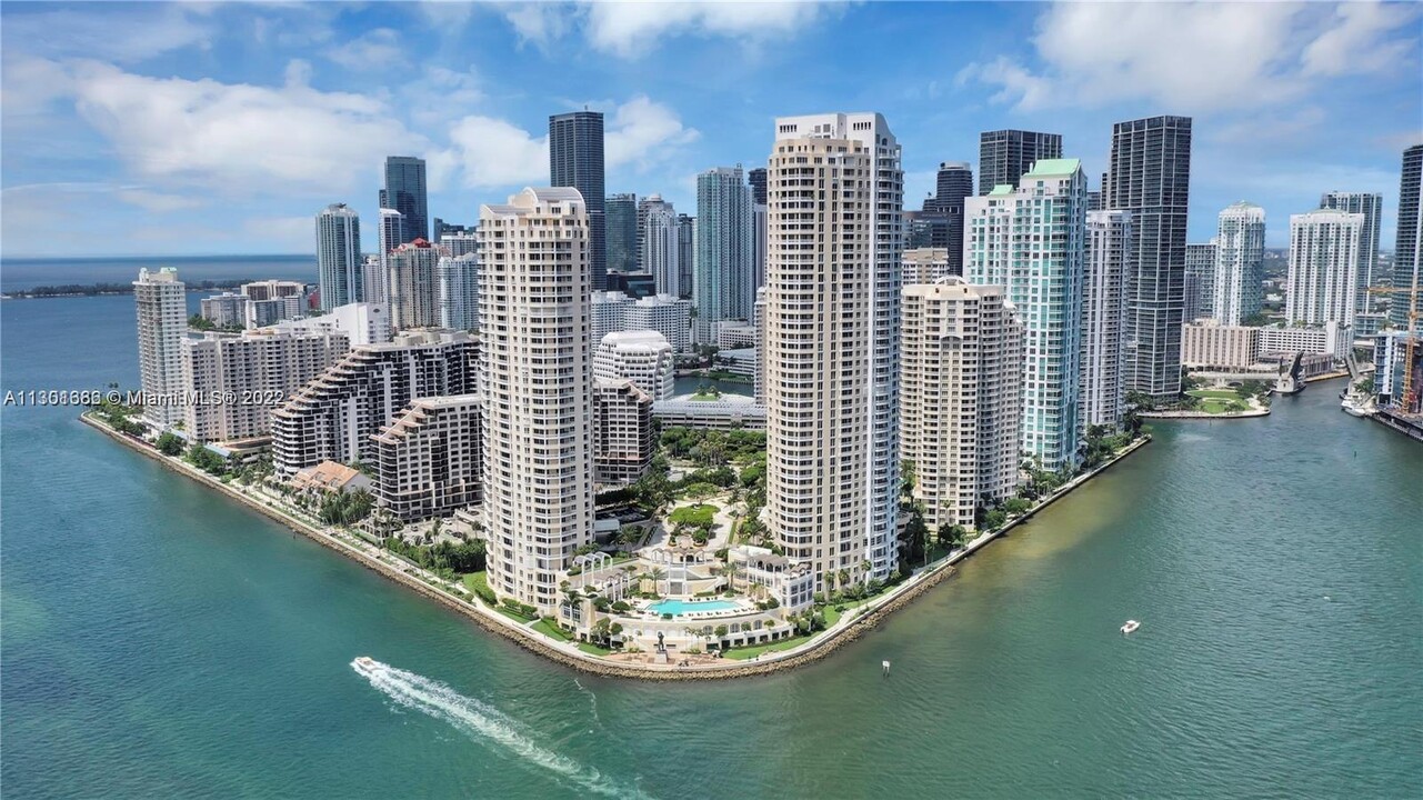 900 Brickell Key Blvd, Unit 1805 in Miami, FL - Foto de edificio