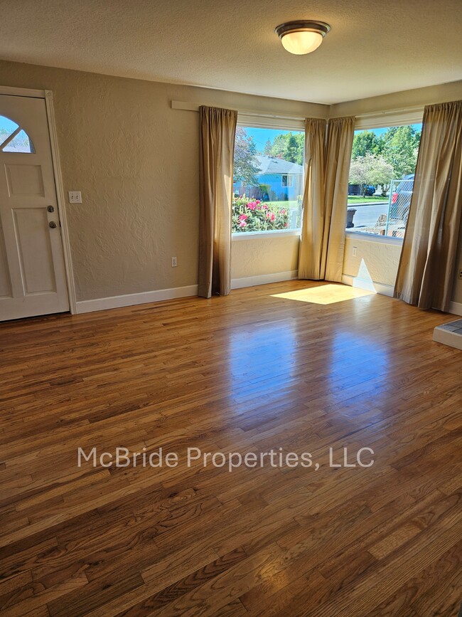 260 N Knights Bridge Rd in Canby, OR - Building Photo - Building Photo