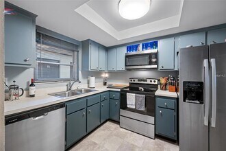 1100 E Bay Dr, Unit 60 in Largo, FL - Building Photo - Building Photo