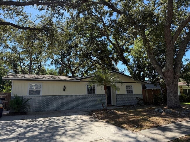 2031 Charter Oaks Dr