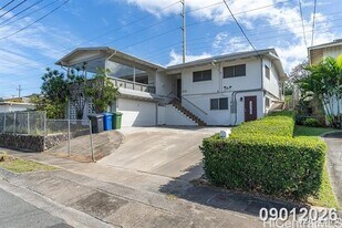 4211 Halupa St in Honolulu, HI - Building Photo