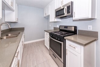 916 N Inglewood Ave in Inglewood, CA - Foto de edificio - Interior Photo