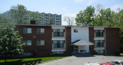 Lakeshore Place in Dayton, OH - Building Photo - Building Photo