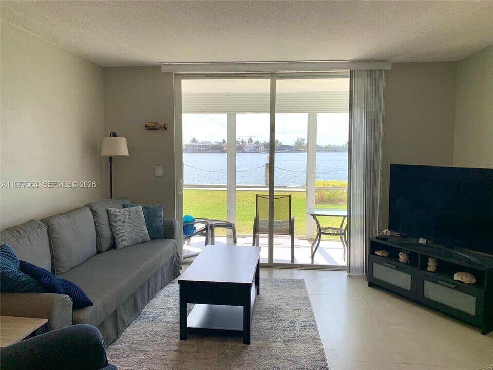 3010 Marcos Dr in Aventura, FL - Foto de edificio