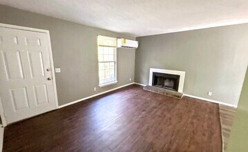 5118 Linbar Dr in Nashville, TN - Foto de edificio - Building Photo