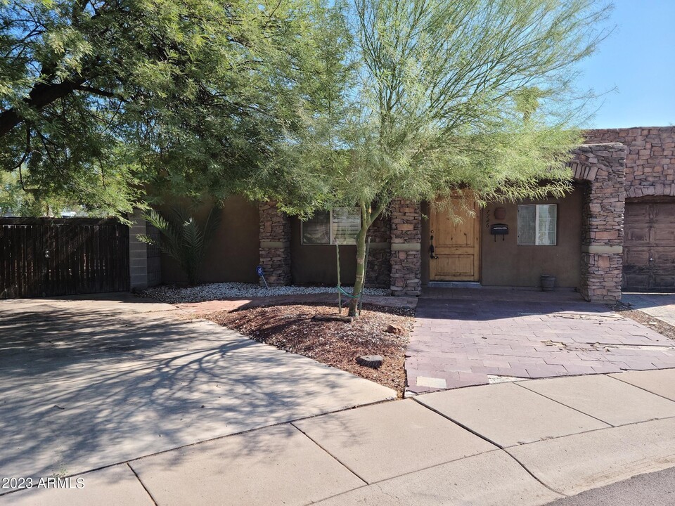 7726 E Kimsey Ln in Scottsdale, AZ - Building Photo