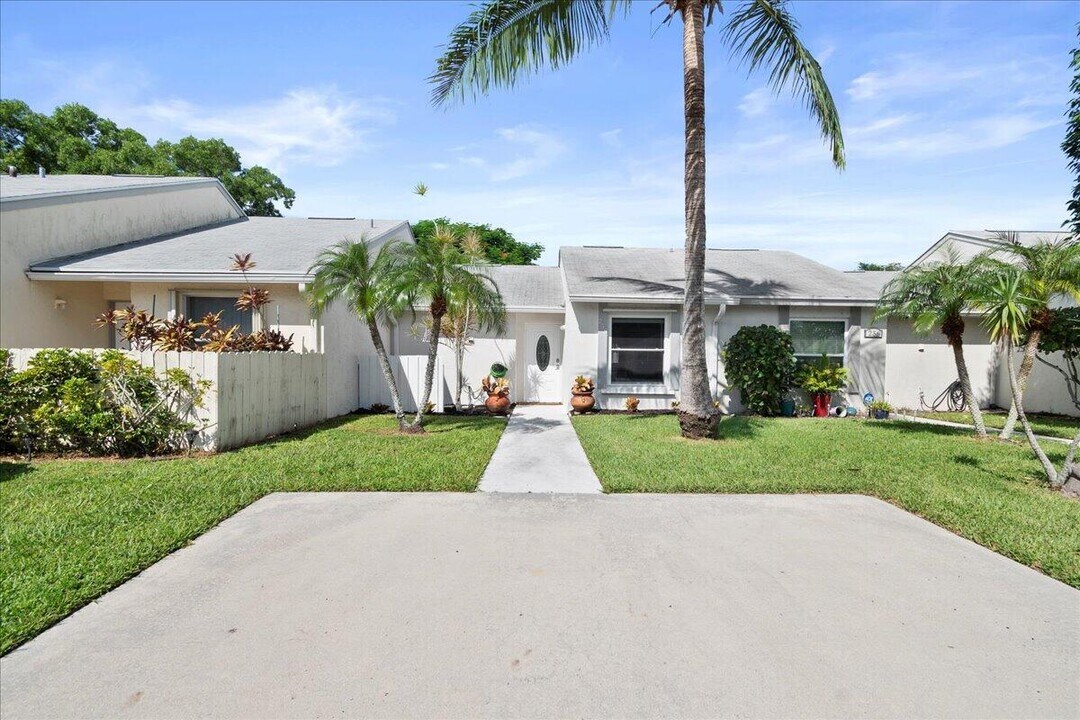 258 Palmetto Ct in Jupiter, FL - Foto de edificio