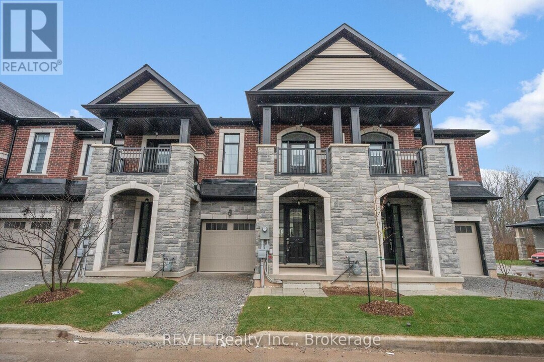 7436 Baycrest Cmn in Niagara Falls, ON - Building Photo