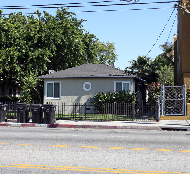 16833 Vanowen St in Van Nuys, CA - Building Photo - Building Photo