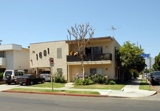 1601 Barry Ave in Los Angeles, CA - Building Photo - Building Photo