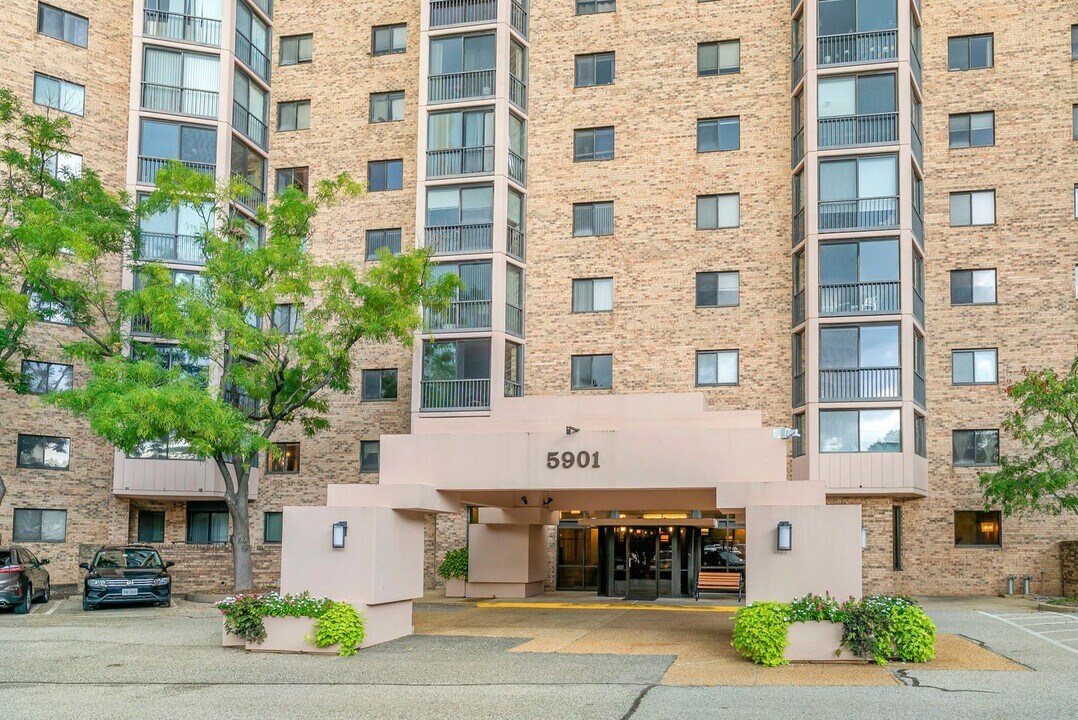 5901 Mt Eagle Dr in Alexandria, VA - Building Photo