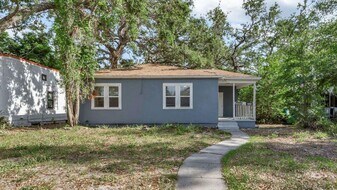 3060 21st Ave S in St. Petersburg, FL - Building Photo