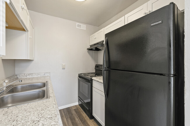 Monterey Apartments in Hampton, VA - Foto de edificio - Interior Photo