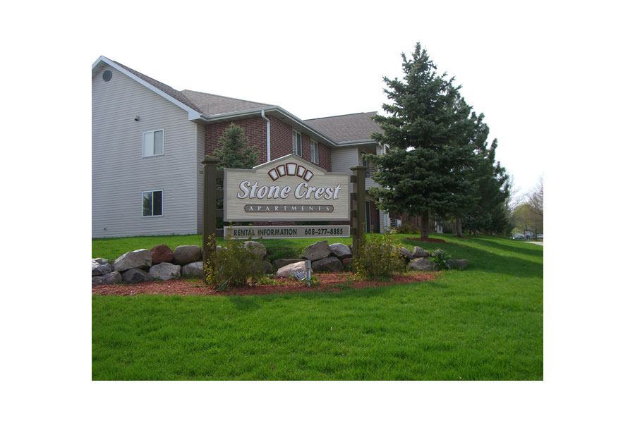 STONE CREST APARTMENTS in Fitchburg, WI - Foto de edificio