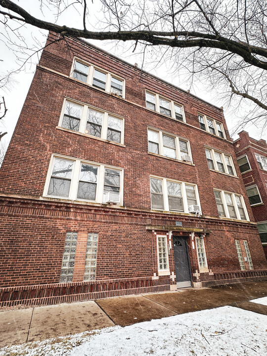 7233 N Damen Ave in Chicago, IL - Foto de edificio