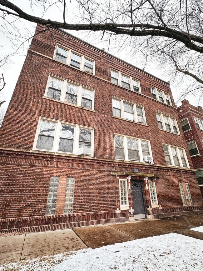 property at 7233 N Damen Ave