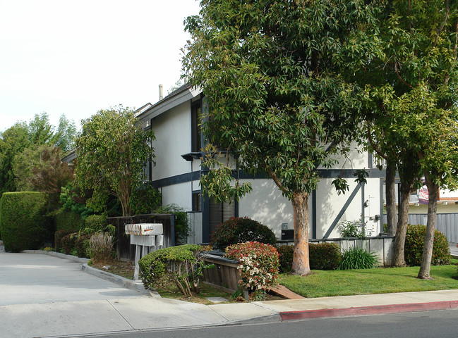 2559 Elden Ave in Costa Mesa, CA - Building Photo - Building Photo