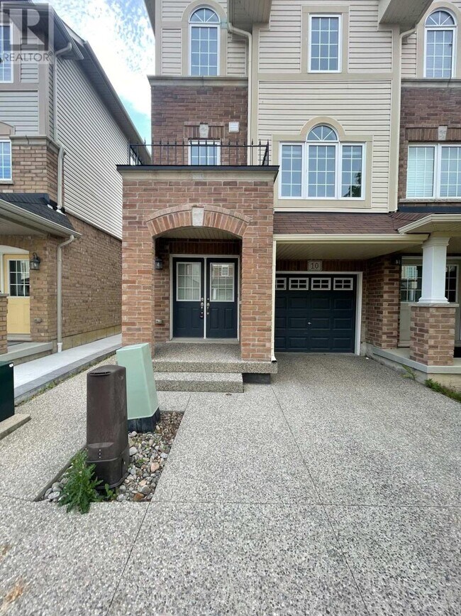10 England Ter in Hamilton, ON - Building Photo - Building Photo