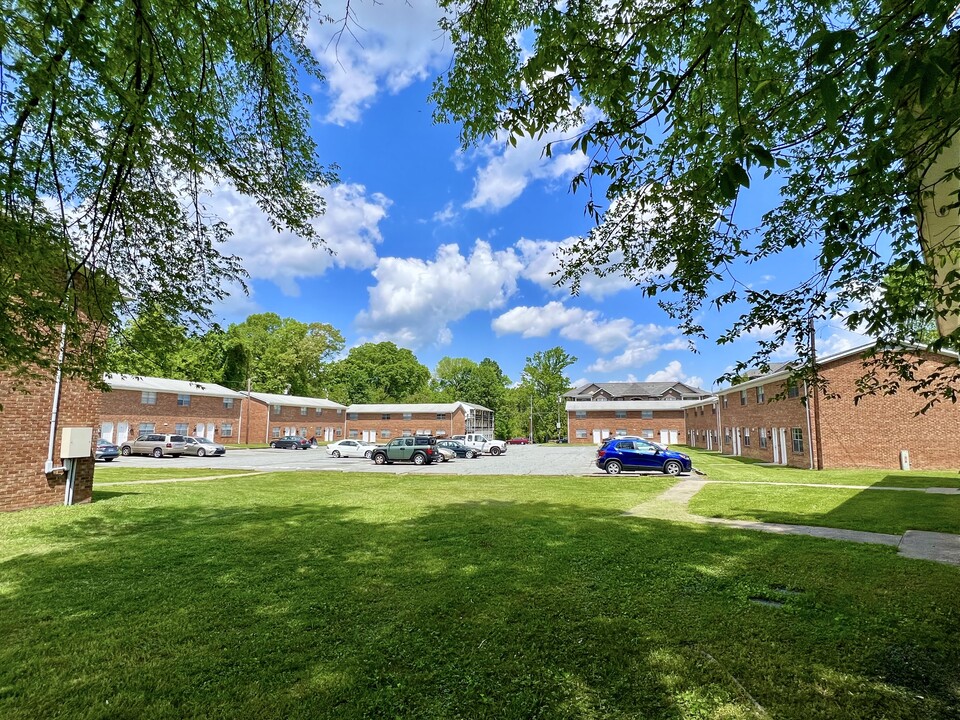 Sherwood Court Apartments in Greensboro, NC - Building Photo