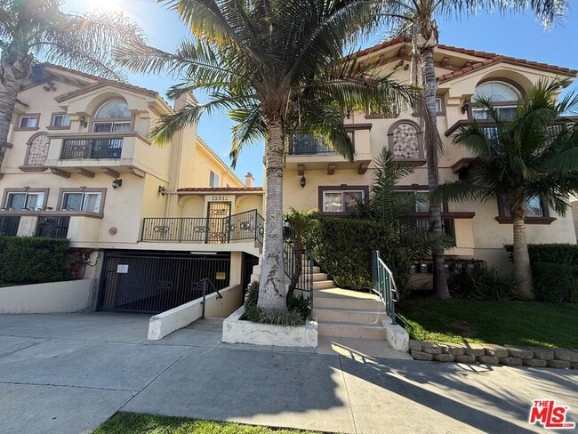 13912 Oxnard St in Los Angeles, CA - Building Photo - Building Photo
