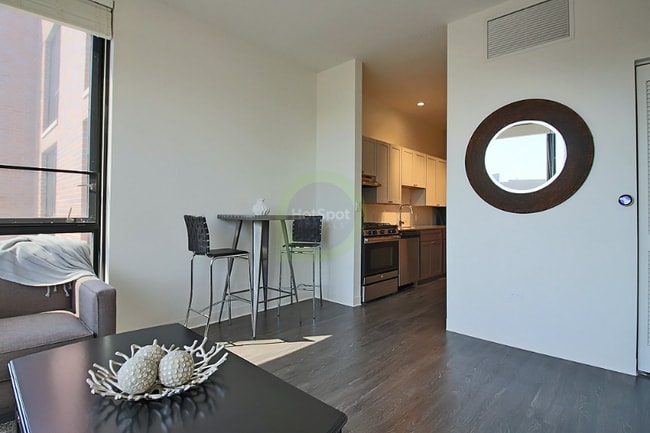 824 N Milwaukee Ave in Chicago, IL - Building Photo - Building Photo