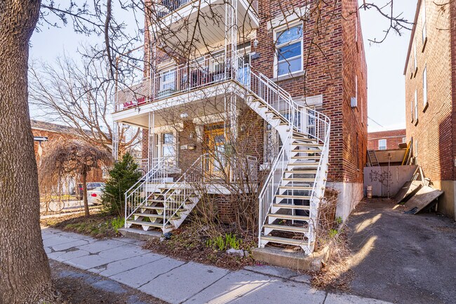 2400-2408 Saint-Zotique St E in Montréal, QC - Building Photo - Building Photo