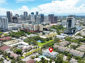 302 NE 8th Ave in Fort Lauderdale, FL - Foto de edificio - Building Photo